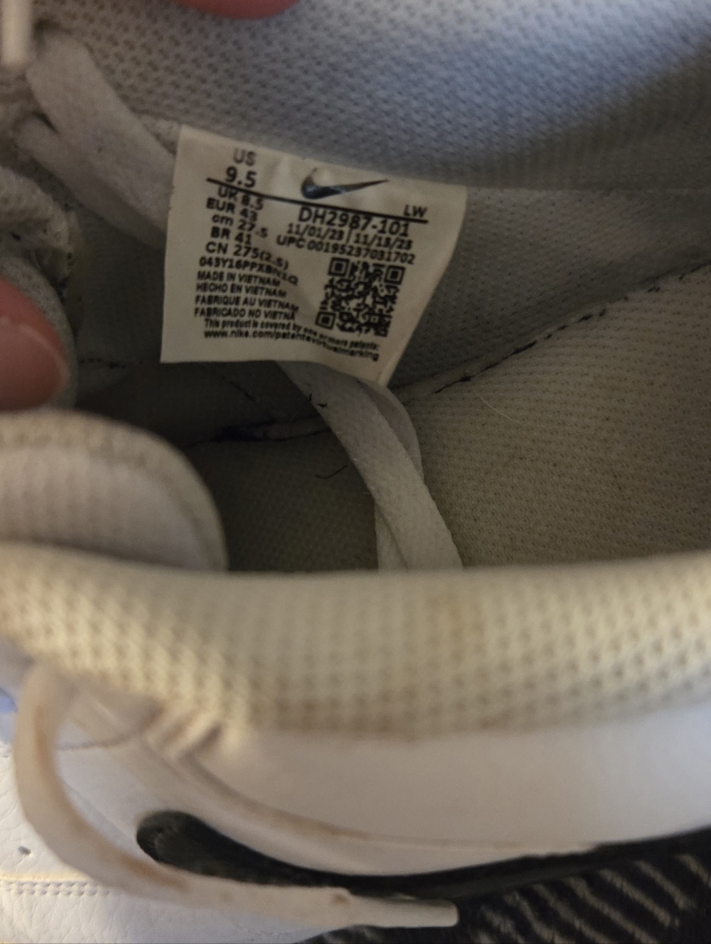 Nike White Low-Top Sneakers with Black Swoosh 9 1/2 - Picture 5 of 8
